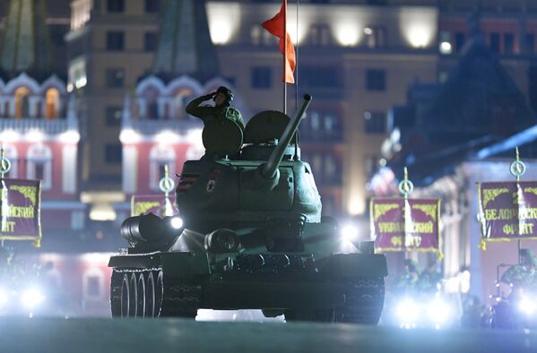 Танк Т-34-85 на репетиции военного парада   - Sputnik Беларусь