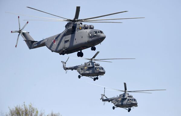 Тяжелый транспортный вертолет Ми-26 и многоцелевые вертолеты Ми-8   - Sputnik Беларусь
