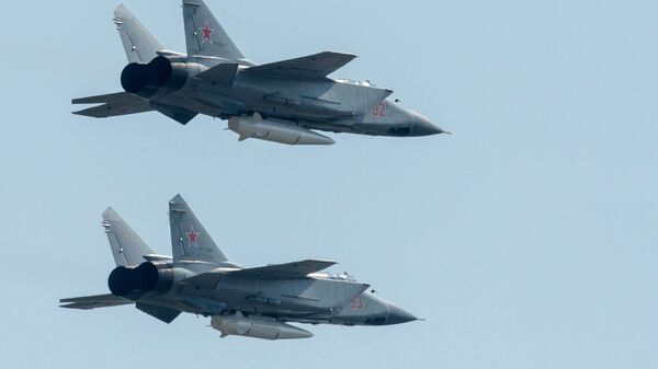 Шматмэтавыя знішчальнікі МіГ-31 з гіпергукавымі ракетамі Кинжал - Sputnik Беларусь
