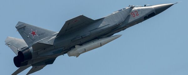 Многоцелевой истребитель МиГ-31 с гиперзвуковой ракетой Кинжал на репетиции воздушной части парада Победы в Москве - Sputnik Беларусь