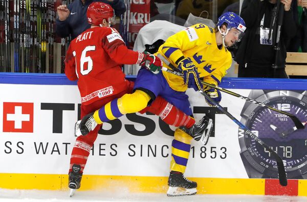 Джефф Платт (Беларусь) и Адриан Кемп (Швеция) встретились у бортика - Sputnik Беларусь