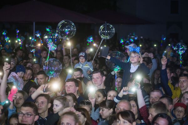 Фестиваль светящихся шаров подарил всем ощущение праздника и чуда Фестиваль светящихся шаров подарил всем ощущение праздника и чуда - Sputnik Беларусь