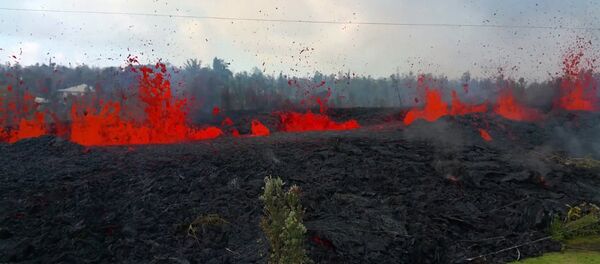 Рвущаяся из земли лава уничтожает жилые дома на Гавайях - Sputnik Беларусь