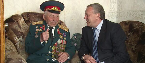 Ветеран Леонид Мороз беседует с мэром Могилева Владимиром Цумаревым - Sputnik Беларусь