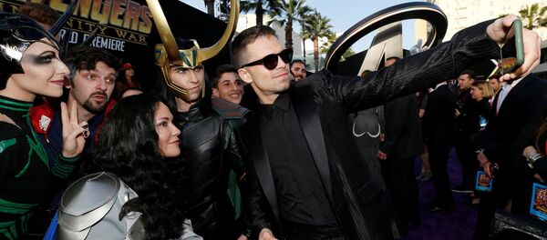Себастьян Стэн позирует для фанатов на премьере фильма Мстители: бесконечная война - Sputnik Беларусь