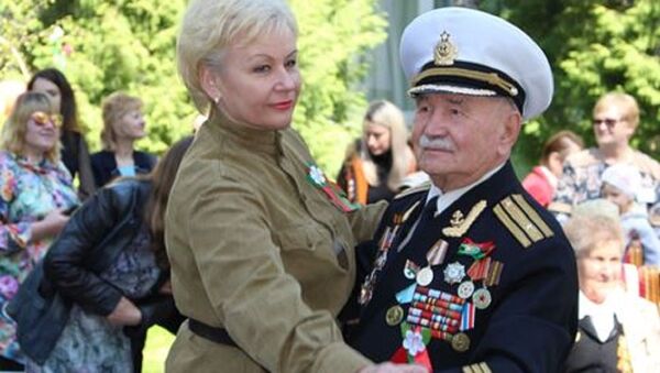 Ирина Костевич танцует с ветераном-моряком - Sputnik Беларусь