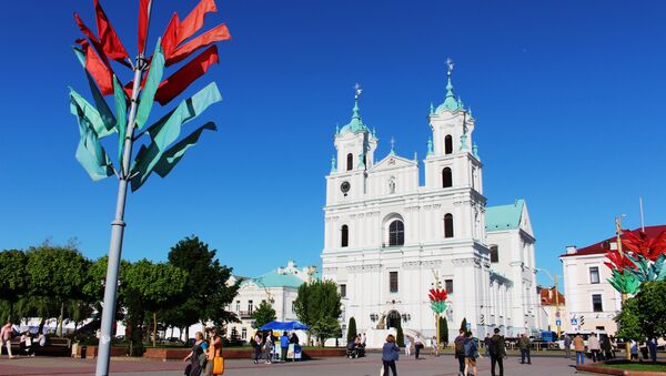 На площади Советская доминируют красные и зеленые цвета - Sputnik Беларусь