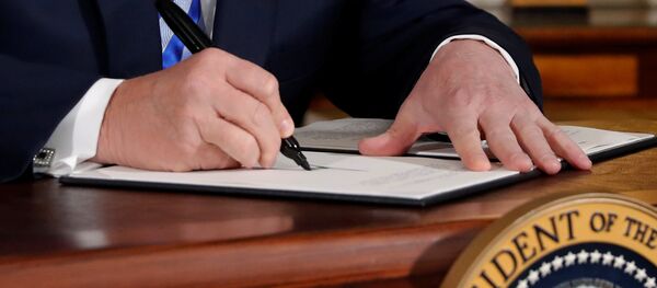 Дональд Трамп подписывает заявление о выходе США из Совместного всеобъемлющего плана действий (СВПД) - Sputnik Беларусь