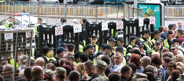 Нацгвардия Уркаины пропускает через металлодетекторы участников акции Бессмертный полк - Sputnik Беларусь