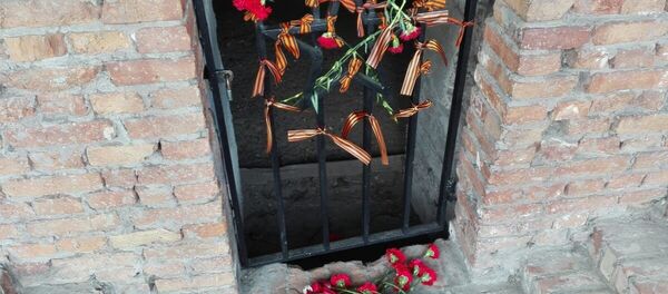 Гвоздики в Брестской крепости - Sputnik Беларусь