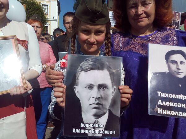 Дария Суходольская несет на параде портрет своего прадеда Иллариона Борисенко  - Sputnik Беларусь