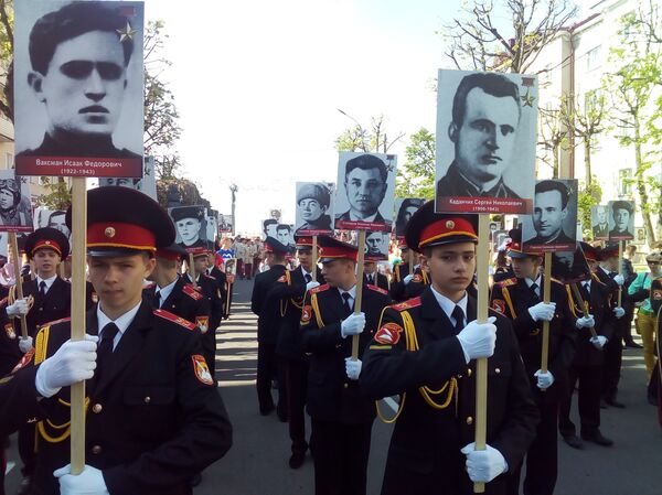 Кадеты несут портреты героев Советского Союза, которые были родом с Могилевщины - Sputnik Беларусь