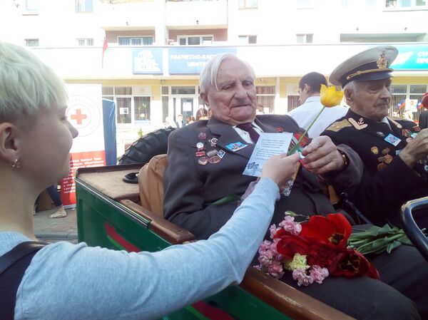 Пройти несколько километров ветеранам уже не под силу, но они вновь в строю - на военных УАЗиках - Sputnik Беларусь