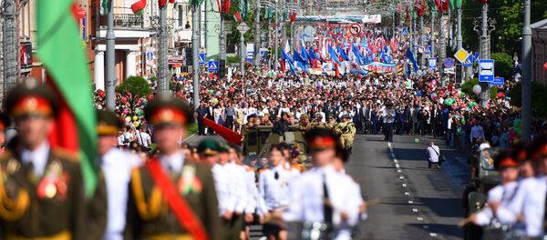 Около 25 тысяч человек приняли участие в праздничном шествии по центральной улице Гомеля - Sputnik Беларусь