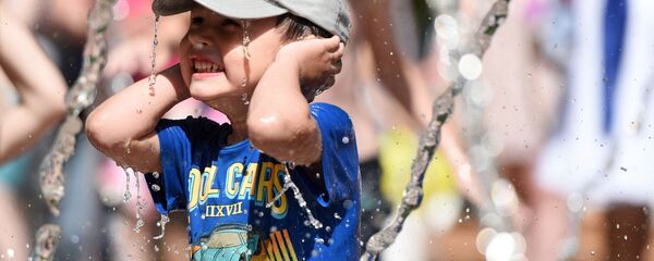 Хлопчык у пырсках фантана - Sputnik Беларусь