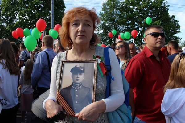 Светлана Ермолова год назад восстановила потрет дедушки, который погиб, когда ему было всего 36 лет - Sputnik Беларусь