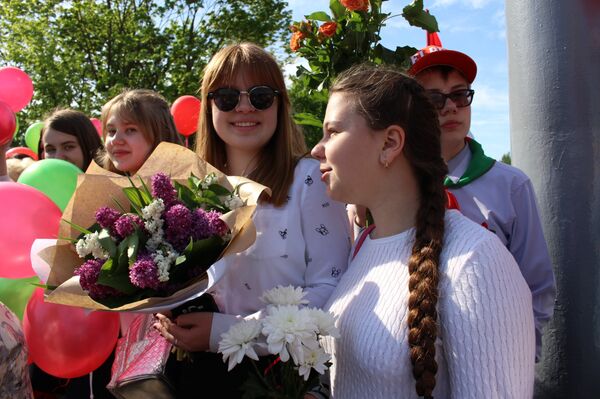 Участники Бессмертного полка шли по живому коридору, их встречали с криками Ура, с букетами сирени в руках - Sputnik Беларусь