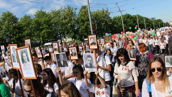 Около двух тысяч человек пришли на акцию Бессмертный полк в Гродно с портретами своих отцов, дедов и прадедов, чтобы вспомнить их подвиг и поблагодарить за Победу - Sputnik Беларусь
