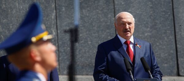 Александр Лукашенко в День Победы на площади Победы в Минске - Sputnik Беларусь