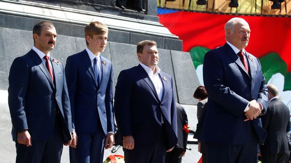 Александр Лукашенко с сыновьями на площади Победы 9 Мая Александр Лукашенко с сыновьями на площади Победы 9 Мая - Sputnik Беларусь