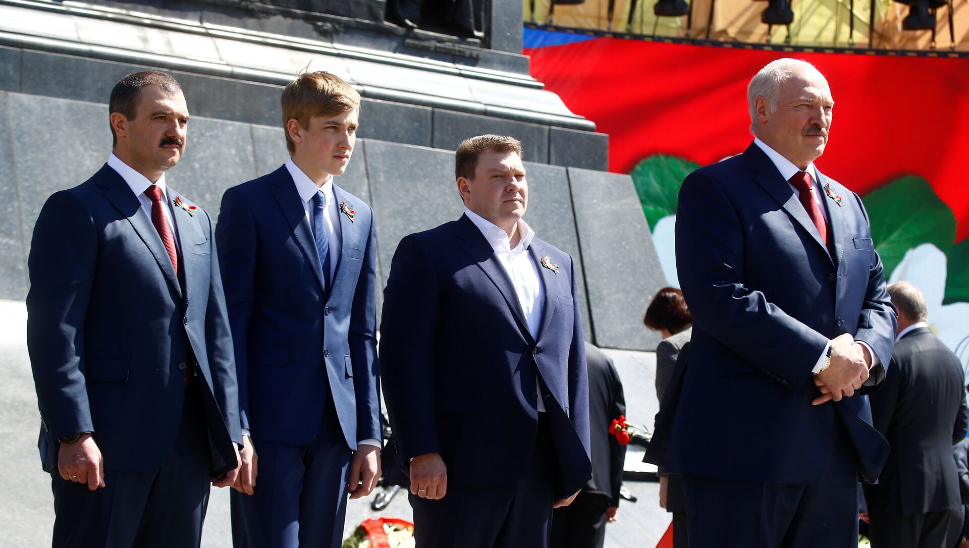 Александр Лукашенко с сыновьями на площади Победы 9 Мая - Sputnik Беларусь, 1920, 28.05.2021