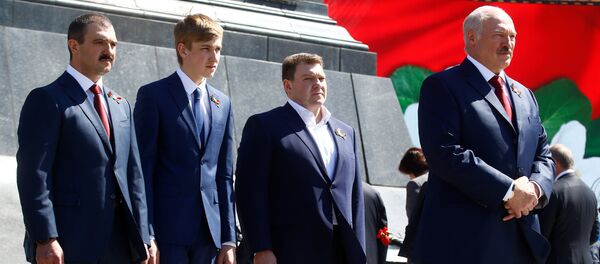 Аляксандр Лукашэнка з сынамі на плошчы Перамогі 9 мая Аляксандр Лукашэнка з сынамі на плошчы Перамогі 9 мая - Sputnik Беларусь