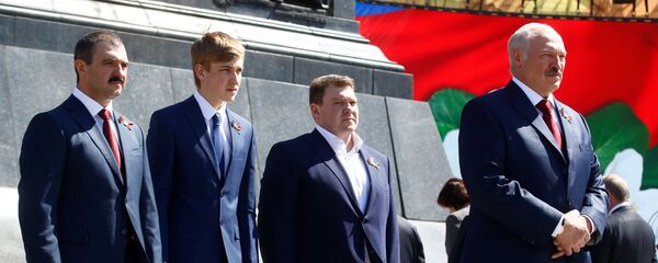 Александр Лукашенко с сыновьями на площади Победы 9 Мая - Sputnik Беларусь