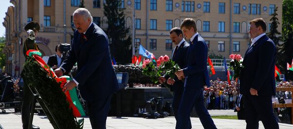 Аляксандр Лукашэнка з сынамі на плошчы Перамогі 9 мая - Sputnik Беларусь