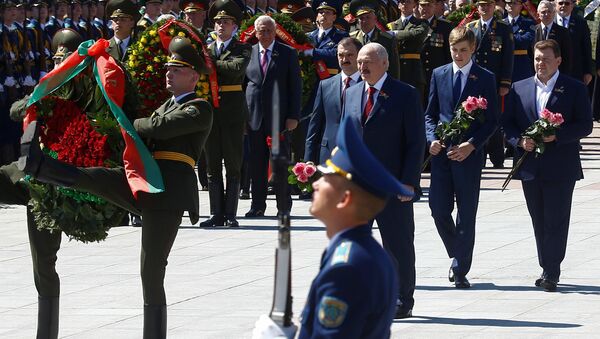 Президент Беларуси Александр Лукашенко возлагает цветы к монументу Победы - Sputnik Беларусь