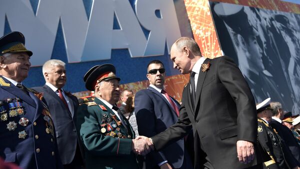 Владимир Путин с ветеранами - Sputnik Беларусь