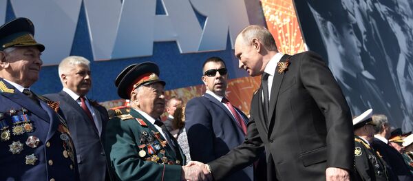 Уладзімір Пуцін з ветэранамі Уладзімір Пуцін з ветэранамі - Sputnik Беларусь