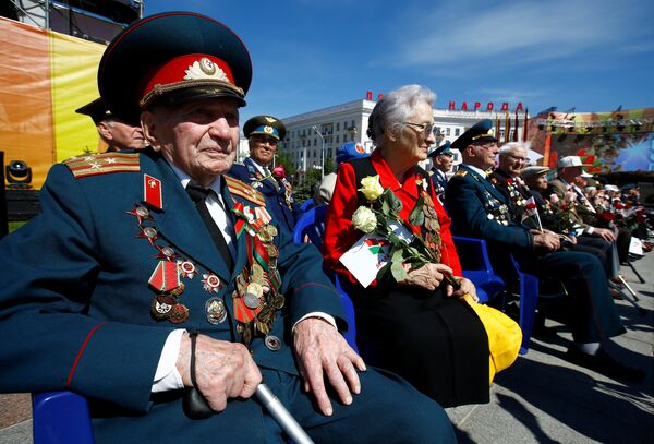Ветеран войны Федор Поливников (слева) на площади Победы - Sputnik Беларусь