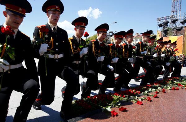 Возложение цветов на площади Победы - Sputnik Беларусь