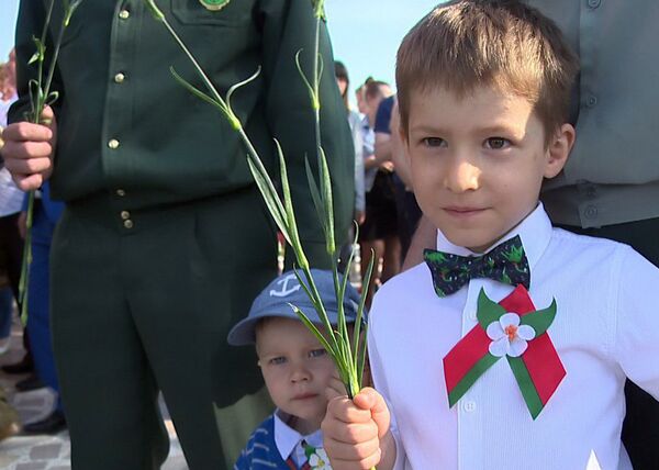 Юные могилевчане пришли возложить цветы - Sputnik Беларусь