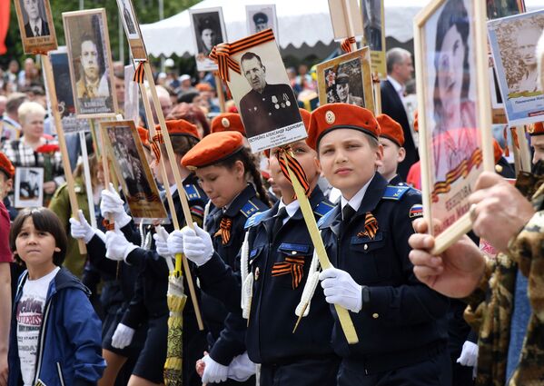 Участники акции Бессмертный полк в Симферополе - Sputnik Беларусь