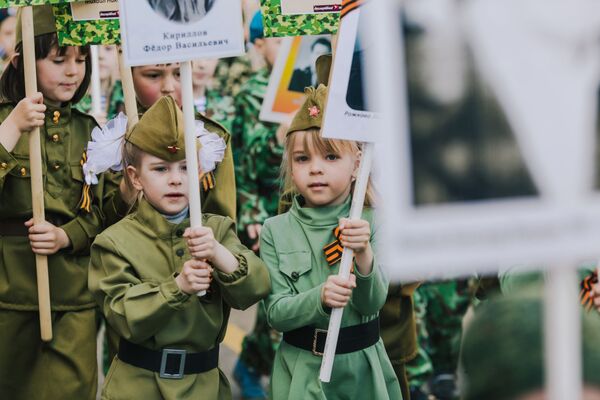 Участники акции Бессмертный полк, проходящего в рамках детского парада Победы «Дорогами памяти» в Иванове - Sputnik Беларусь