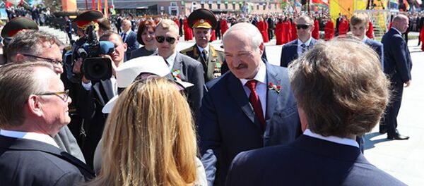 Президент Беларуси Александр Лукашенко во время церемонии возложения венков 9 мая Президент Беларуси Александр Лукашенко во время церемонии возложения венков 9 мая - Sputnik Беларусь