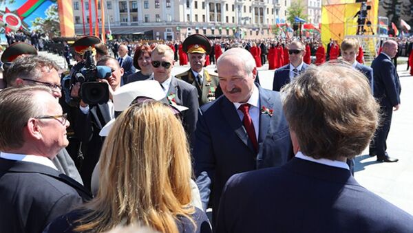 Президент Беларуси Александр Лукашенко во время церемонии возложения венков 9 мая - Sputnik Беларусь