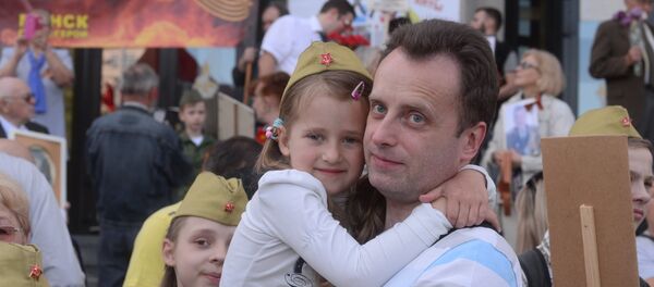 Шэсце ў рамках акцыі Бессмяротны полк прайшло ў Дзень Перамогі ў Мінску Шэсце ў рамках акцыі Бессмяротны полк прайшло ў Дзень Перамогі ў Мінску - Sputnik Беларусь