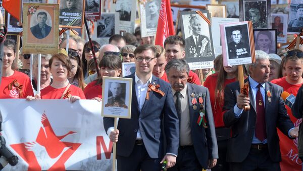 Шествие в рамках акции Бессмертный полк прошло в День Победы в Минске - Sputnik Беларусь