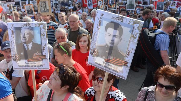 Шествие в рамках акции Бессмертный полк прошло в День Победы в Минске - Sputnik Беларусь