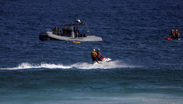 Спасатели работают на месте падения вертолета недалеко от Рио-де-Жанейро - Sputnik Беларусь