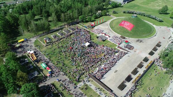 На празднование Дня Победы к Курганы славы в Гродно пришло множество горожан - Sputnik Беларусь