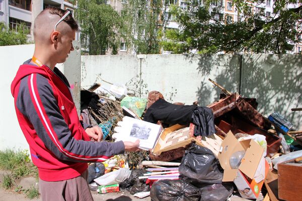 После того как Александр почистил подъезд и мусорные камеры, старушка начала сортировать мусор на площадке, где должны быть только крупные отходы – старая мебель, сантехника и прочее После того как Александр почистил подъезд и мусорные камеры, старушка начала сортировать мусор на площадке, где должны быть только крупные отходы – старая мебель, сантехника и прочее - Sputnik Беларусь