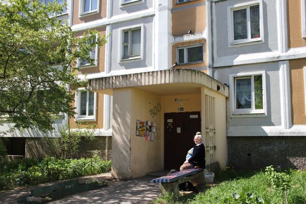 Именно этот подъезд был захламлен мусором, который собирает одна из жительниц Именно этот подъезд был захламлен мусором, который собирает одна из жительниц - Sputnik Беларусь