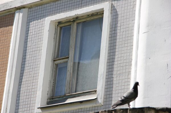 Окна квартиры в которой живет женщина, плотно занавешены: жильцы предполагают, что в квартире уже просто нет места, что все завалено от пола до потолка Окна квартиры в которой живет женщина, плотно занавешены: жильцы предполагают, что в квартире уже просто нет места, что все завалено от пола до потолка - Sputnik Беларусь