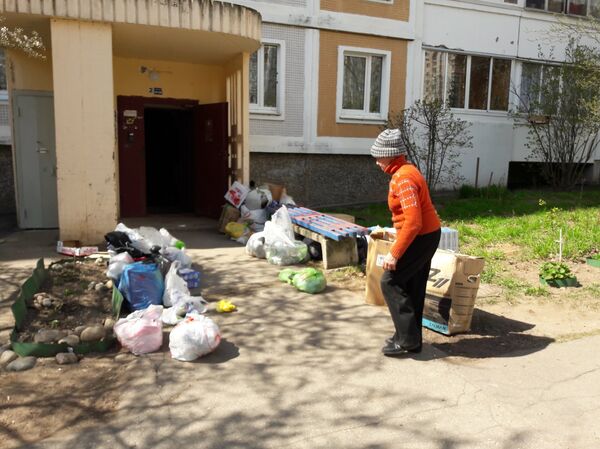 После того, как хлам убирают, соседка-Плюшкин быстро восстанавливает справедливость, возвращая его обратно После того, как хлам убирают, соседка-Плюшкин быстро восстанавливает справедливость, возвращая его обратно - Sputnik Беларусь