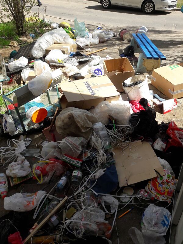 Две недели назад Александр своими руками почистил подъезд, тамбур и мусорную камеру, но это стоило ему конфликта с коммунальщиками Две недели назад Александр своими руками почистил подъезд, тамбур и мусорную камеру, но это стоило ему конфликта с коммунальщиками - Sputnik Беларусь