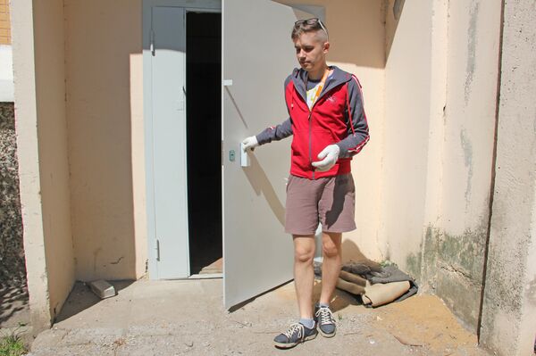 Александр демонстрирует, что мусорные камеры открыты, хотя должно быть наоборот Александр демонстрирует, что мусорные камеры открыты, хотя должно быть наоборот - Sputnik Беларусь