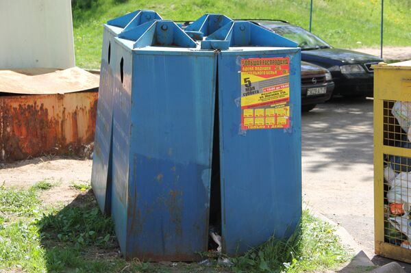 Александр уверен, что щели в мусорных ящиках для стекла не случайны: их либо сделала сама бабушка-собирательница, либо их ей дворники открыли, чтобы она вытягивала оттуда бутылки Александр уверен, что щели в мусорных ящиках для стекла не случайны: их либо сделала сама бабушка-собирательница, либо их ей дворники открыли, чтобы она вытягивала оттуда бутылки - Sputnik Беларусь